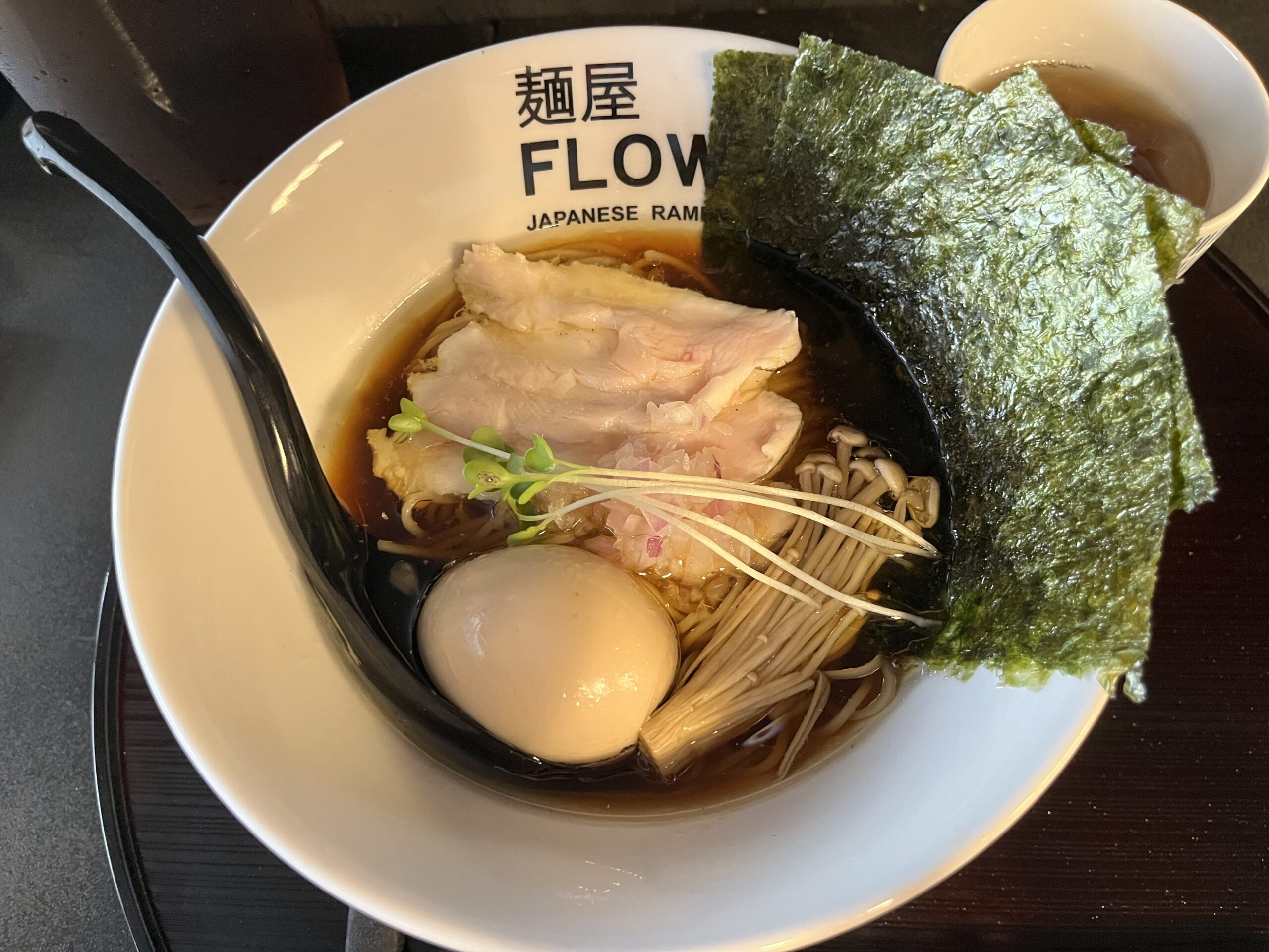 麺屋FLOW JAPANESE RAMEN｜黒トリュフ薫醤油