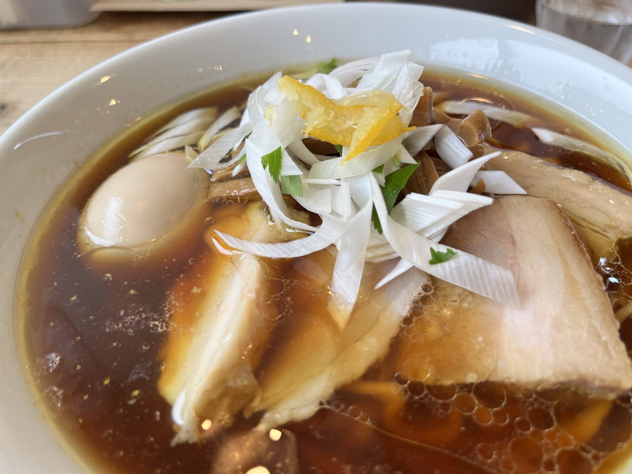 The Noodles & Saloon Kiriya（キリヤ）｜鶏の旨味ソバ醤油（太麺）＋特製トッピング